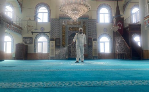 Bayraklı'nın camileri dezenfekte ediliyor