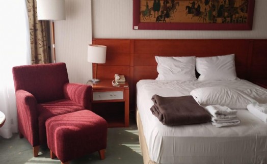 İzmir Büyükşehir Belediyesi eski Hilton Oteli'nin binasını depremzedelere açtı