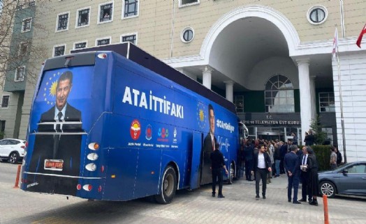 Cumhurbaşkanı adayı, TRT'nin kapısına otobüsle dayandı