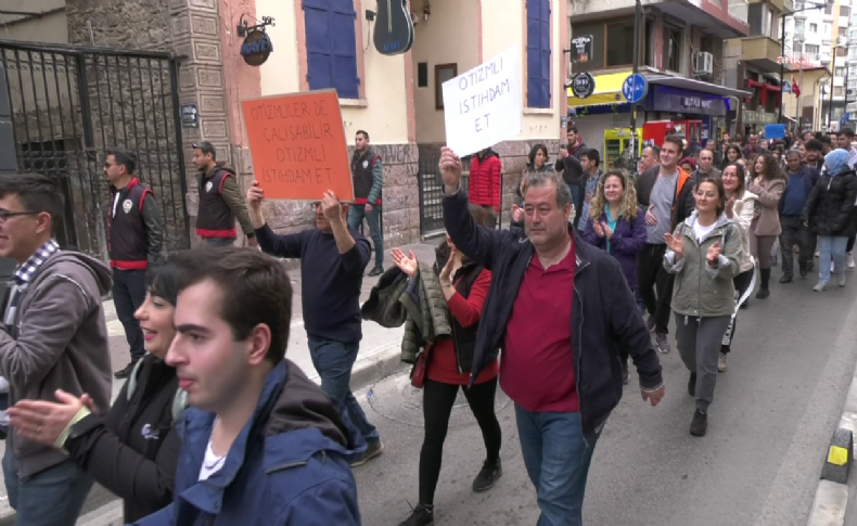 İzmir’de 'otizm farkındalık' yürüyüşü düzenlendi