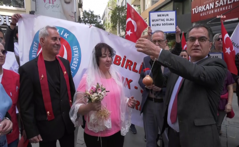 İzmir'de memurlardan sembolik protesto: Gelin ve damada altın yerine soğan taktılar