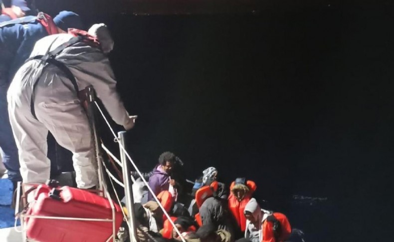 İzmir açıklarında 68 göçmen kurtarıldı, 45'i yakalandı