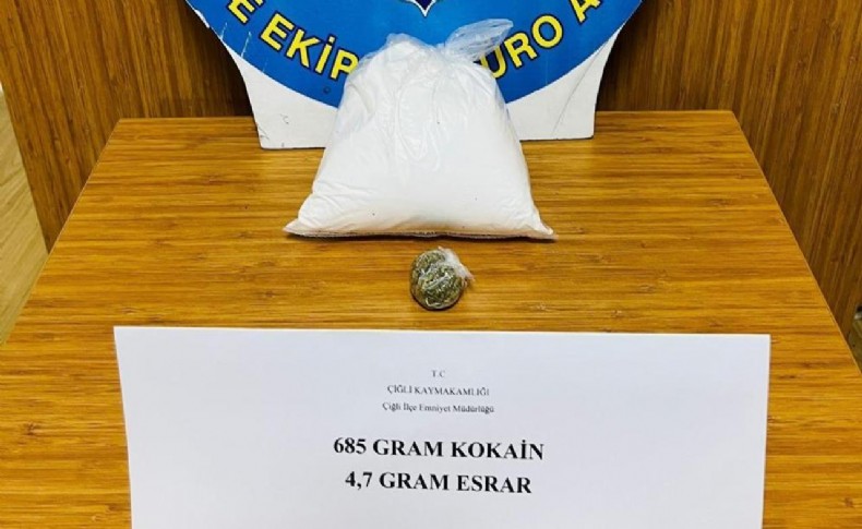 İzmir'de polisin akıl dolu taktiğiyle yüklü miktarda kokain yakalandı