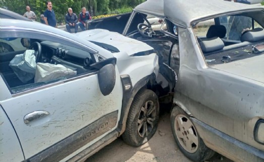 İki otomobil kafa kafaya çarpıştı: 1'i ağır toplam 6 kişi yaralandı