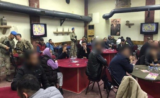 İzmir'de kumar operasyonu: 215 kişi suçüstü yakalandı