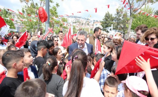 Bayraklı'da binlerce çocukla 23 Nisan coşkusu!