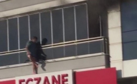 İzmir'de korkutan yangın: Dakikalarca balkonda mahsur kaldı