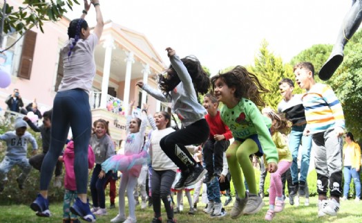 Depremzede çocuklara Bornova Belediyesi'nden moral etkinliği