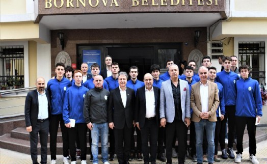 Şampiyon cimnastikçiler kupalarını Başkan İduğ'a getirdi