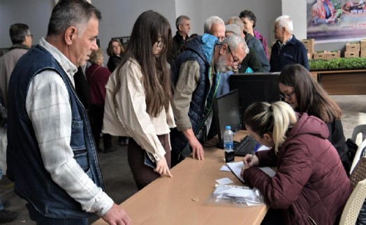 Bornova'da vatandaşa 400 bin fide