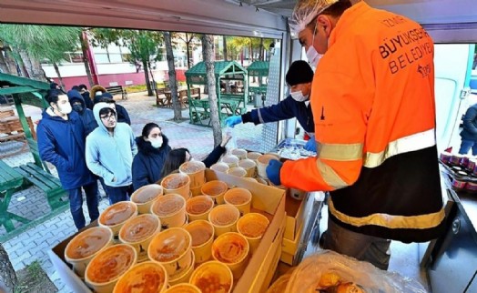 İzmir'de beslenme çantaları İzmir Büyükşehir desteğiyle doluyor