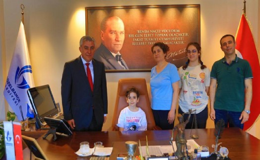 Başkan İnce koltuğunu depremzede Elvin'e bıraktı