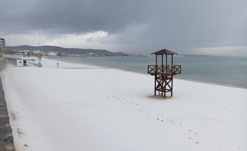 Çeşme, Nisan'da beyaza büründü! Soyer, iklim krizine dikkat çekti!