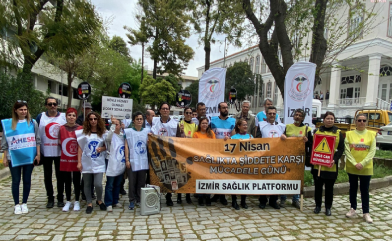 İzmir'de sağlıkçılardan protesto: Sağlıkta şiddet sona ersin!
