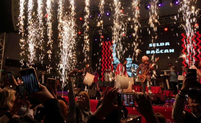 Çeşme'de 23 Nisan kutlamaları Selda Bağcan konseriyle taçlandı