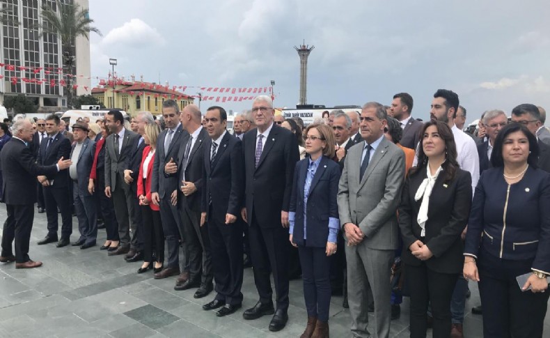 İYİ Parti İzmir İl Başkanlığı'ndan Atatürk Anıtı'na Ziyaret