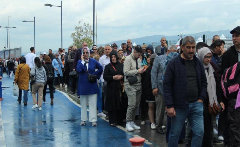 Yağmurlu havaya rağmen TCG Anadolu'ya İzmir'de yoğun ilgi