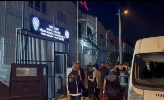 İzmir'de göçmen kaçakçılığı operasyonu: 3 tutuklama
