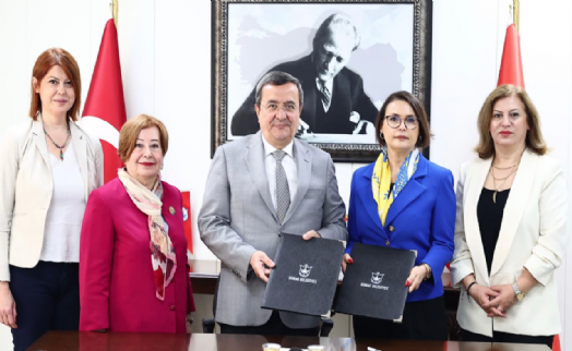 Konak'ta imzalar güçlü kadınlar için atıldı