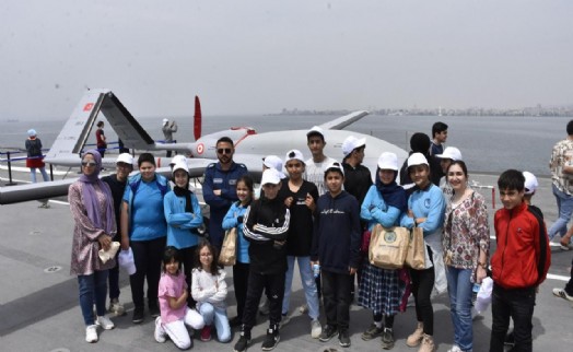 Menemenli öğrenciler ve muhtarlar TCG Anadolu'yu ziyaret etti