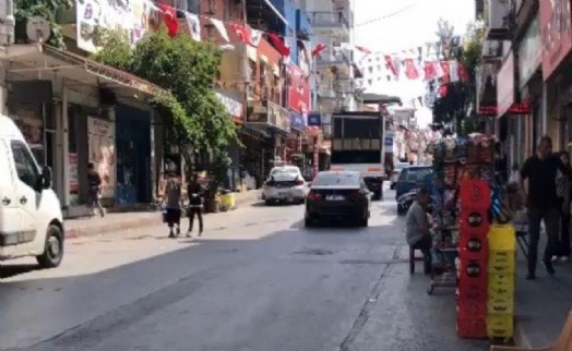 Bayraklı'da AK Partililer Türk Bayrağını astırtmadı!