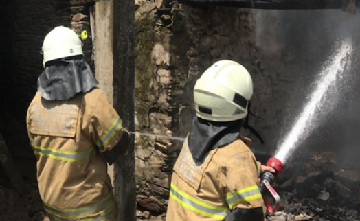 İzmir'de çıkan yangında müstakil ev kullanılmaz hale geldi