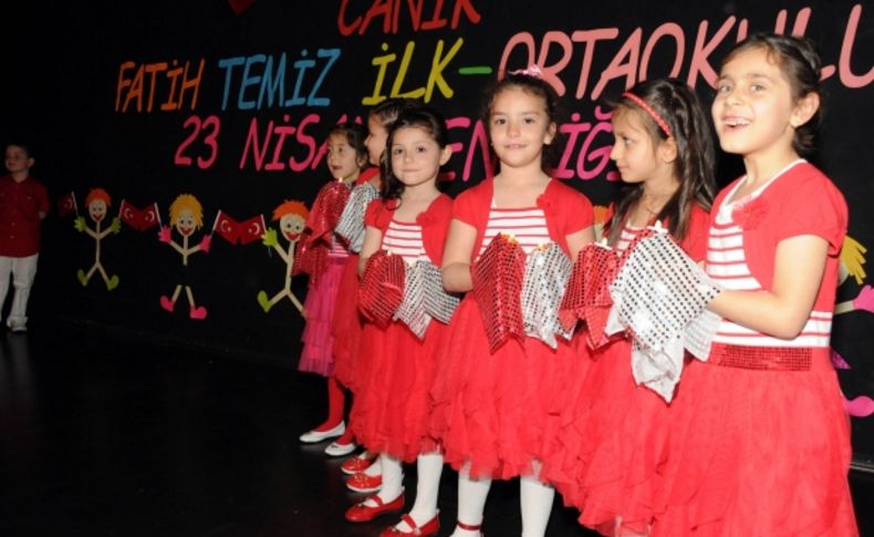 23 Nisan Ulusal Egemenlik ve Çocuk Bayramı törenlerle kutlandı