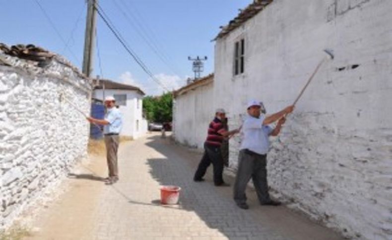 Yeni muhtar boyacılığa soyundu