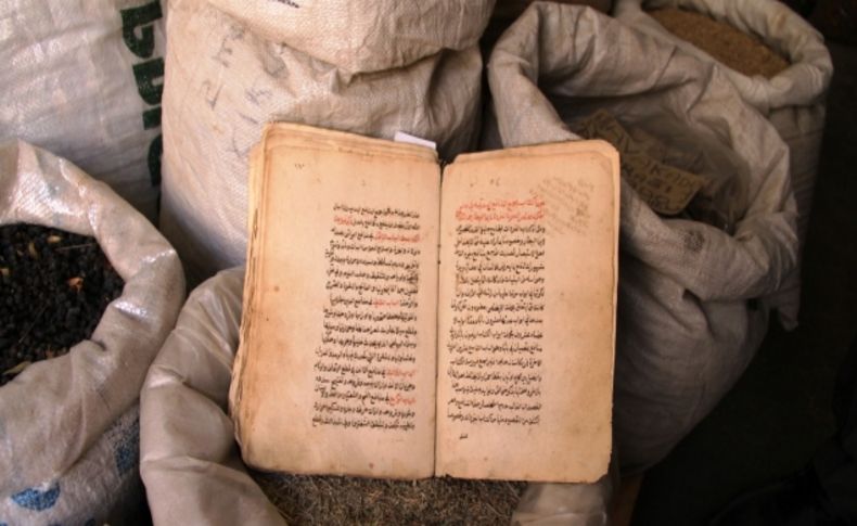 300 yıllık el yazması kitapta geçen bitkilerden şifalı karışımlar üretiyor