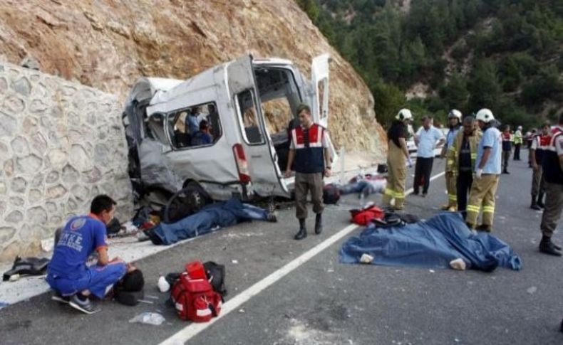 Kaçakları taşıyan araç kaza yaptı: 9 ölü, 31 yaralı