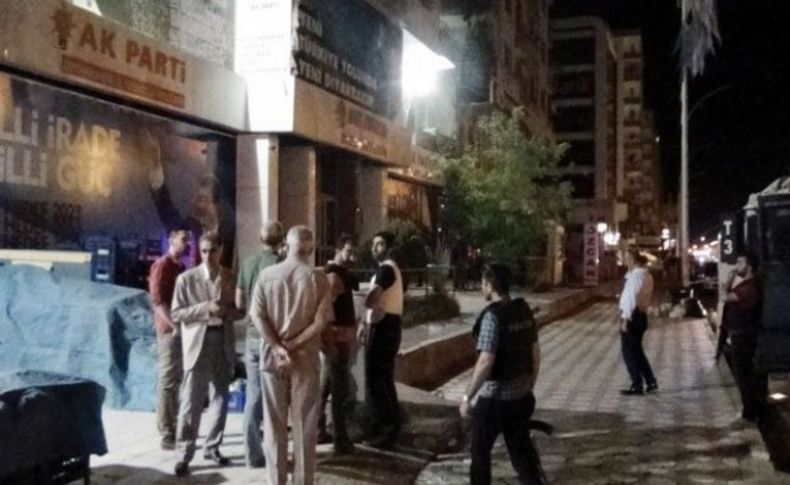 Diyarbakır'da AK Parti binasına bombalı saldırı