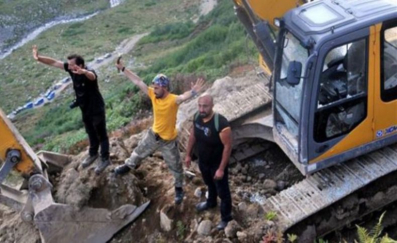 Flaş! ‘Yeşil Yol’da çalışan kepçeye ateş açıldı