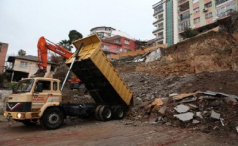 Bayraklı’da toprak kaymasına önlem alınıyor