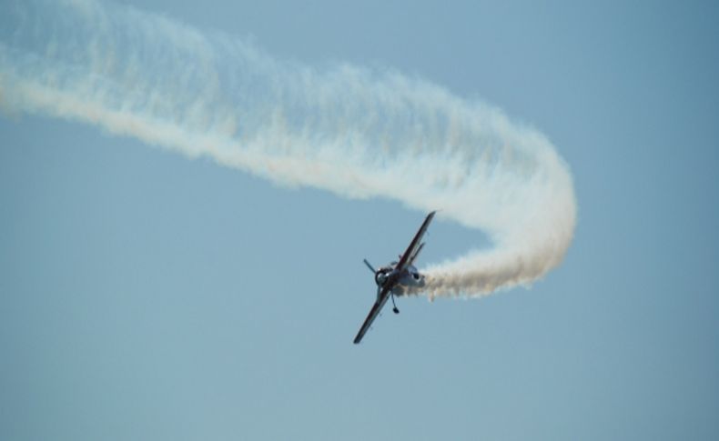3. Airshow Side, Ali İsmet Öztürk'ün uçak kanadıyla kurdela kesmesiyle sona erdi