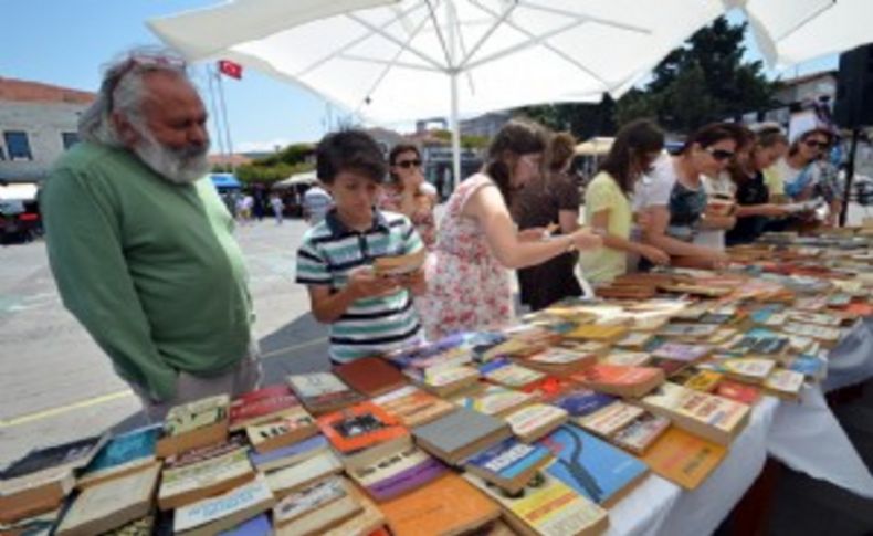 Foça kitap açtı