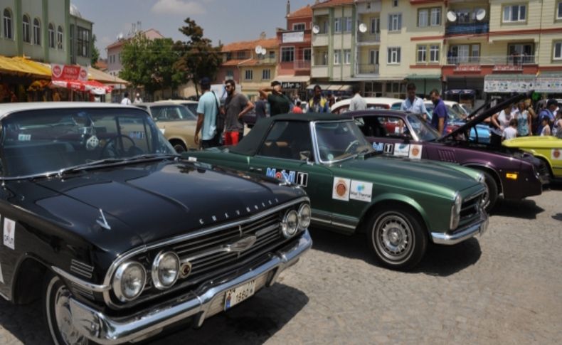 40 klasik otomobil tutkunu Afyon'da gösteri yaptıi tarihi yerleri gezdi