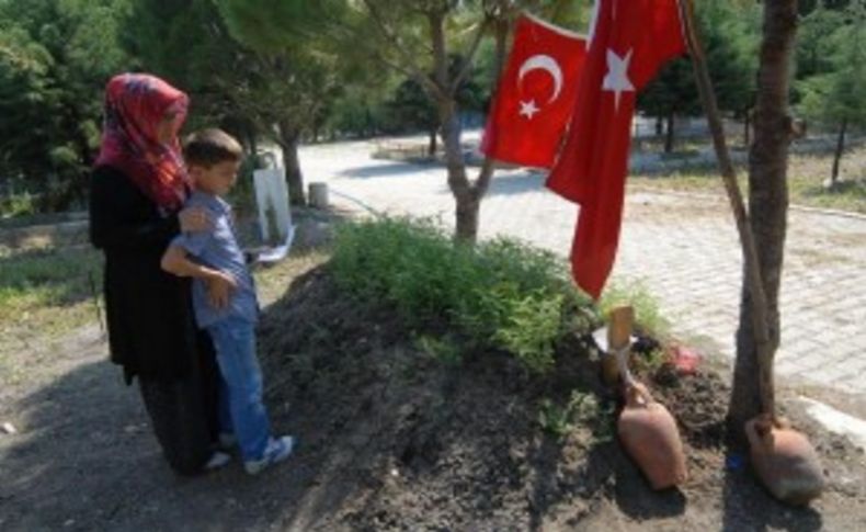 Soma'da babalar gününde Mezarlık doldu taştı...