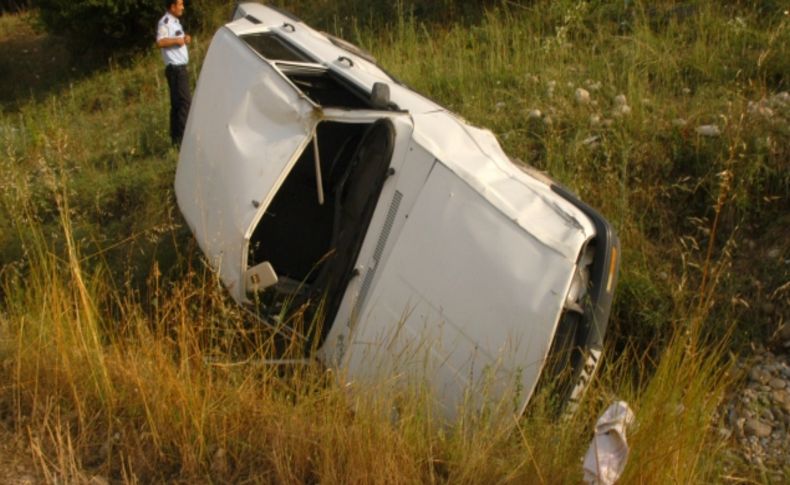 50 metrelik şarampole yuvarlanan otomobilden sağ çıktılar