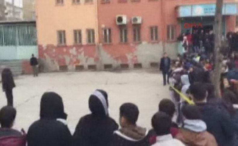 Karne günü okula bomba: 5 çocuk yaralı