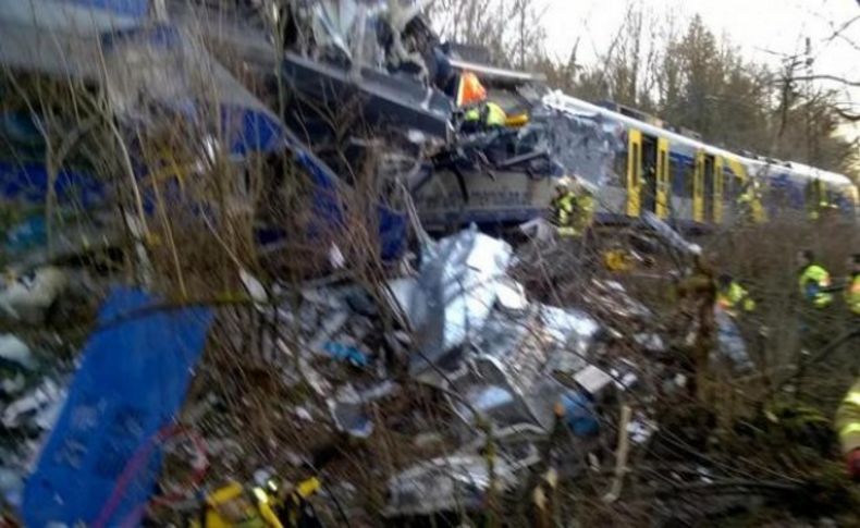 İki tren kafa kafaya çarpıştı: Çok sayıda ölü var