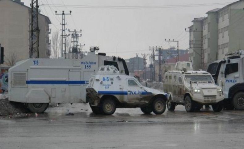 Yüksekova’da zırhlı polis aracına bombalı saldırı