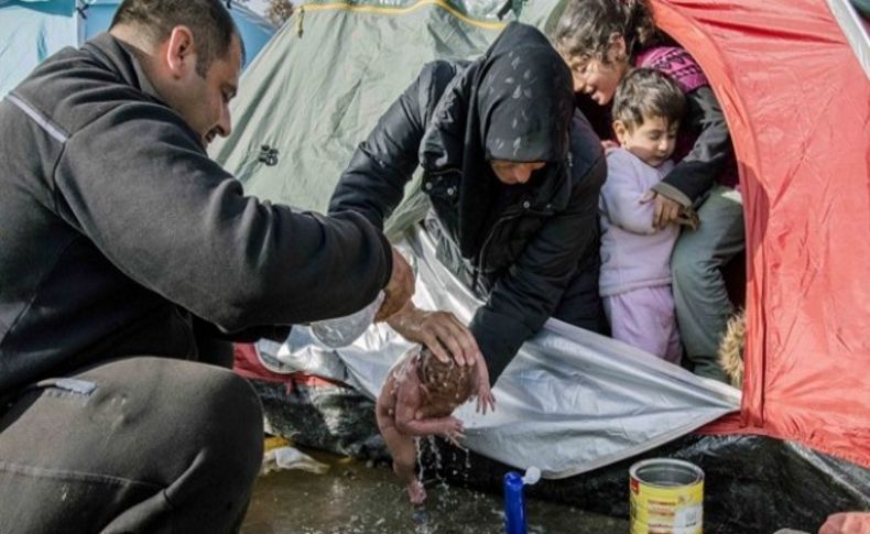 Dünyayı sarsan fotoğraf: Çamurda doğan bebek