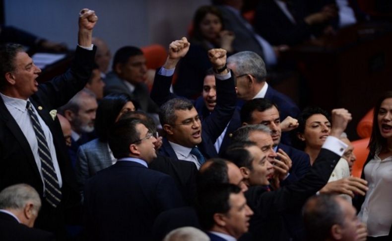 TBMM karıştı; CHP'lilerden laiklik protestosu