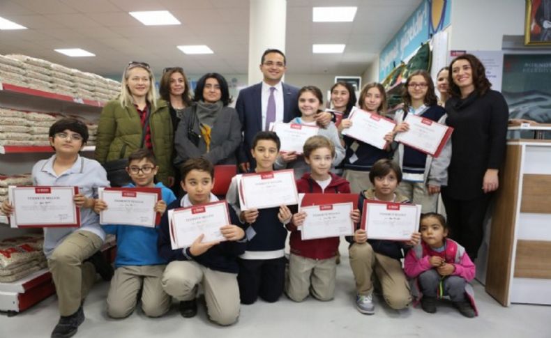 Bornova’da dayanışma Dost Marketle yayılıyor