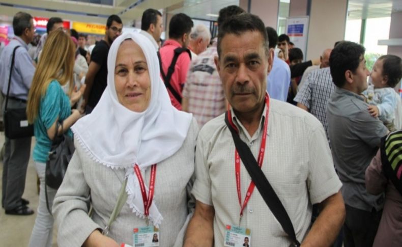 63 yaşında Kur'an öğrendi, ödül olarak eşiyle umreye gitti