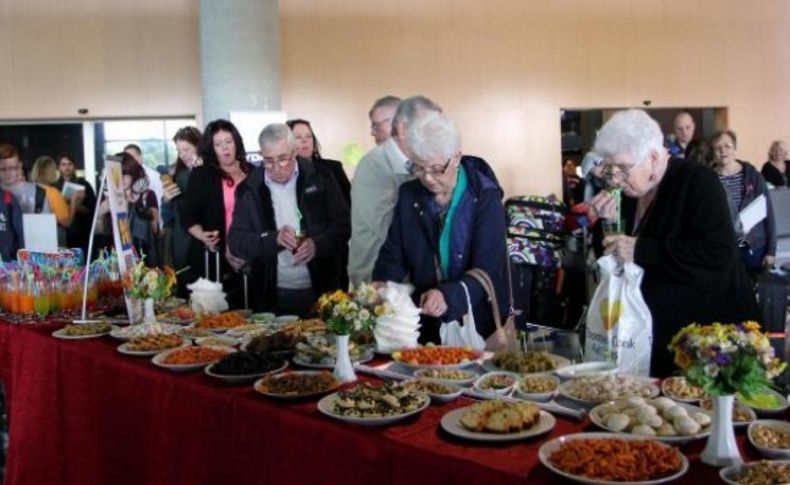 Turistlere baklavalı lokumlu karşılama