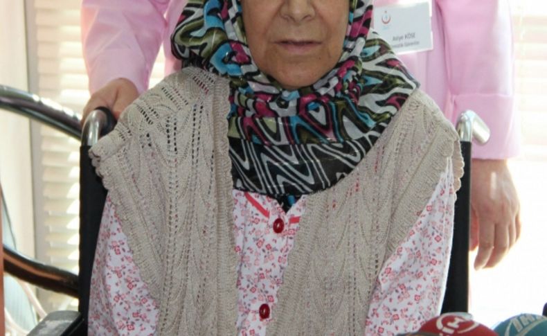 76 yaşında kornea nakli ile yeniden gören Nahide nine artık torununu ezmeyecek