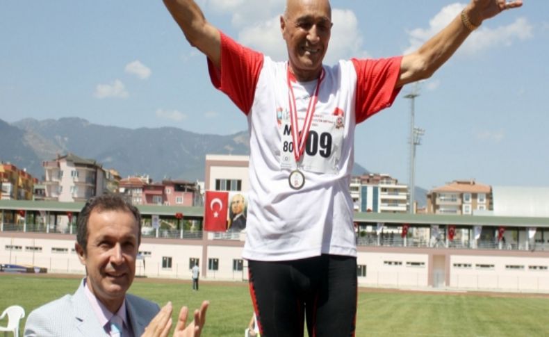 82 yaşındaki atlet girdiği her yarışmadan madalya ile dönüyor