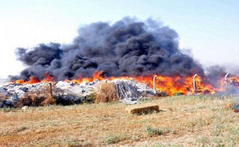 İzmir'de otluk alandaki yangın, elyaf deposuna sıçradı