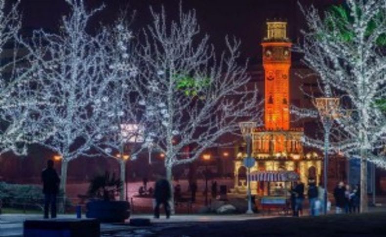 İzmir’de rengarenk 2015 karşılaması: 2 milyon led ampul